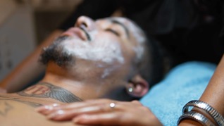 Fibromen/steelwratjes verwijderen gezichtsbehandeling